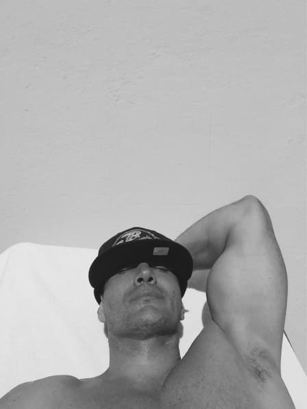 SUs bíceps son una de las partes de su cuerpo que más le gustan, se nota que el levantamiento de pesas sí funciona.