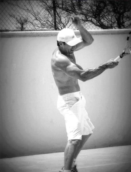 Y es que además de ir al gimnasio, a 
<b><a href="http://www.univision.com/temas/david-zepeda">David</a></b> le encanta practicar tenis.