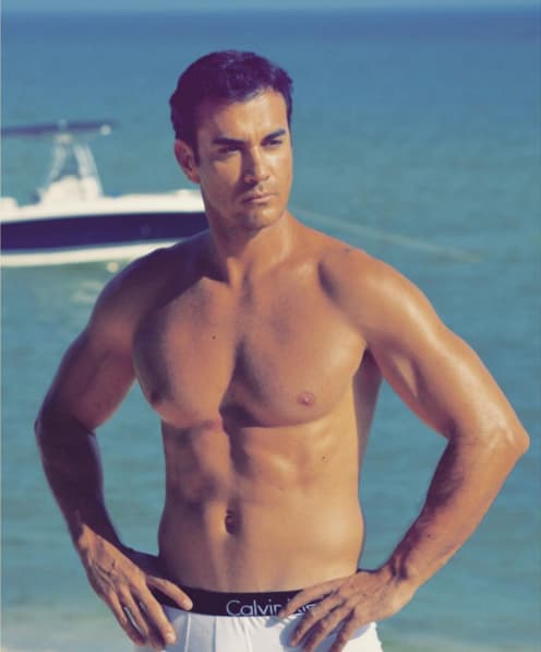 También a creado polémica con videos que se han filtrado donde aparece completamente desnudo.