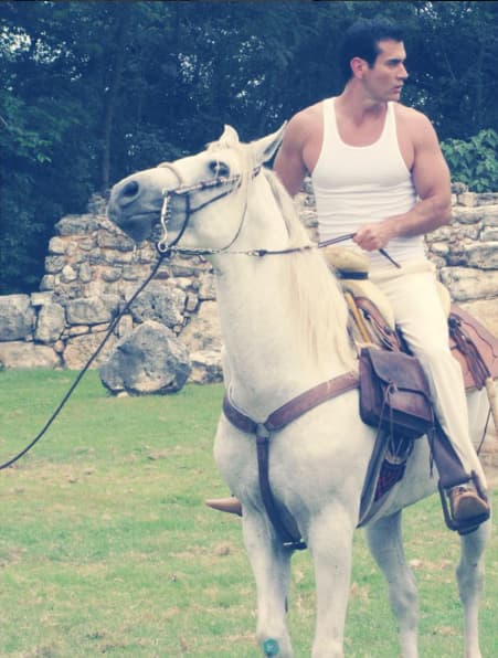 ¿A qué mujer no le gustaría que este galán la abrazara con esos fuertes brazos?