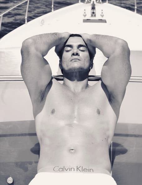 Le gusta mucho apapacharlas con este tipo de fotografías.