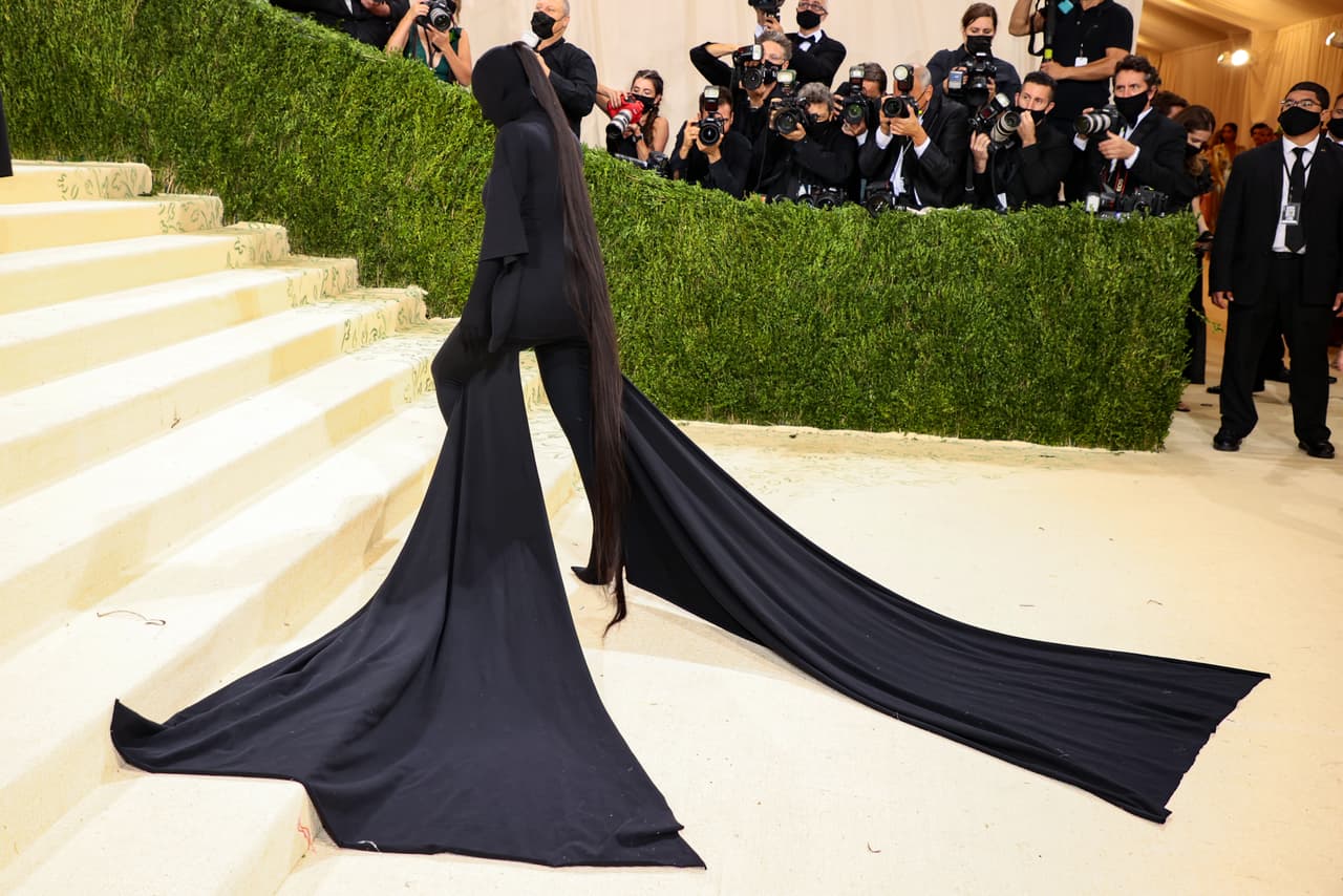 De hecho, su hermana mayor, Kim, apareció así este lunes 13 
<b><a href="https://www.univision.com/famosos/kim-kardashian-kanye-west-traje-bondage-fotos" target="_blank">enfundada de pies a cabeza</a></b> en un Balenciaga. 
<br>