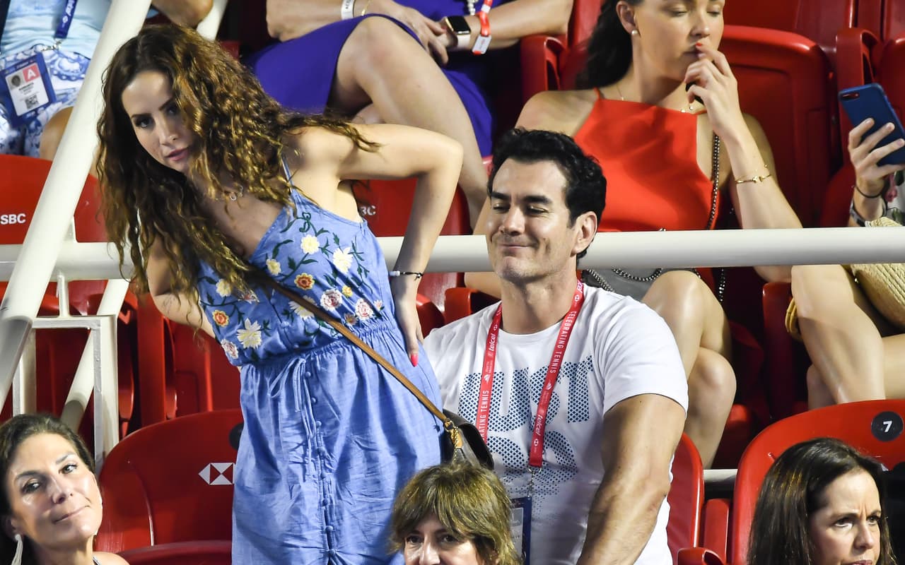 El actor se rió cuando Lina Radwan se paró un rato para estirararse.