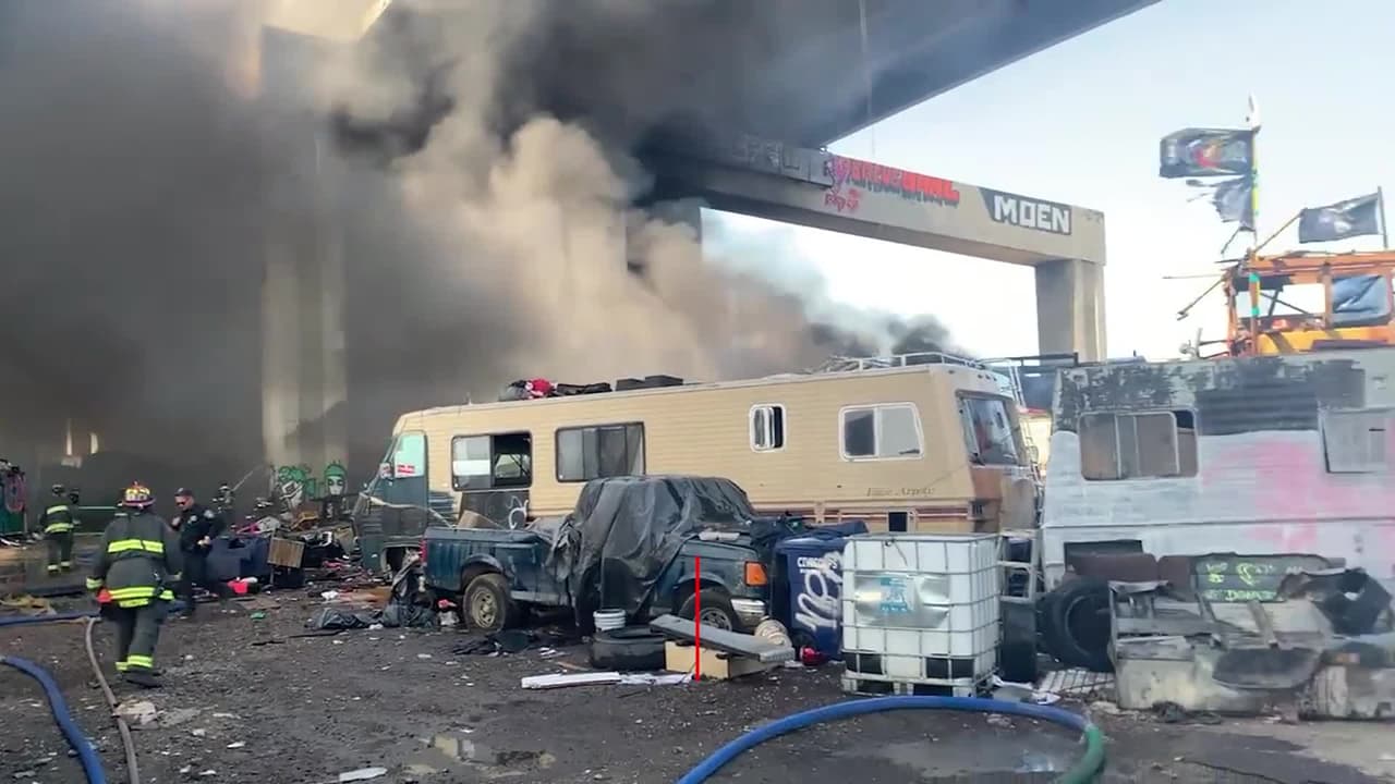 El Departamento de Bomberos de Oakland atendió un incendio cerca de las calles 34th y Wood, debajo de la autopista. Mira los detalles.