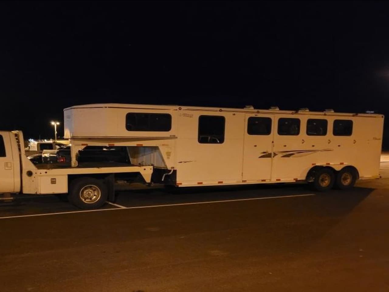 Fue alrededor de las 2 de la mañana del domingo, cuando agentes detuvieron una camioneta Ford que tiraba de un remolque de caballos, en cuyo interior encontraron a las 33 personas hacinadas.