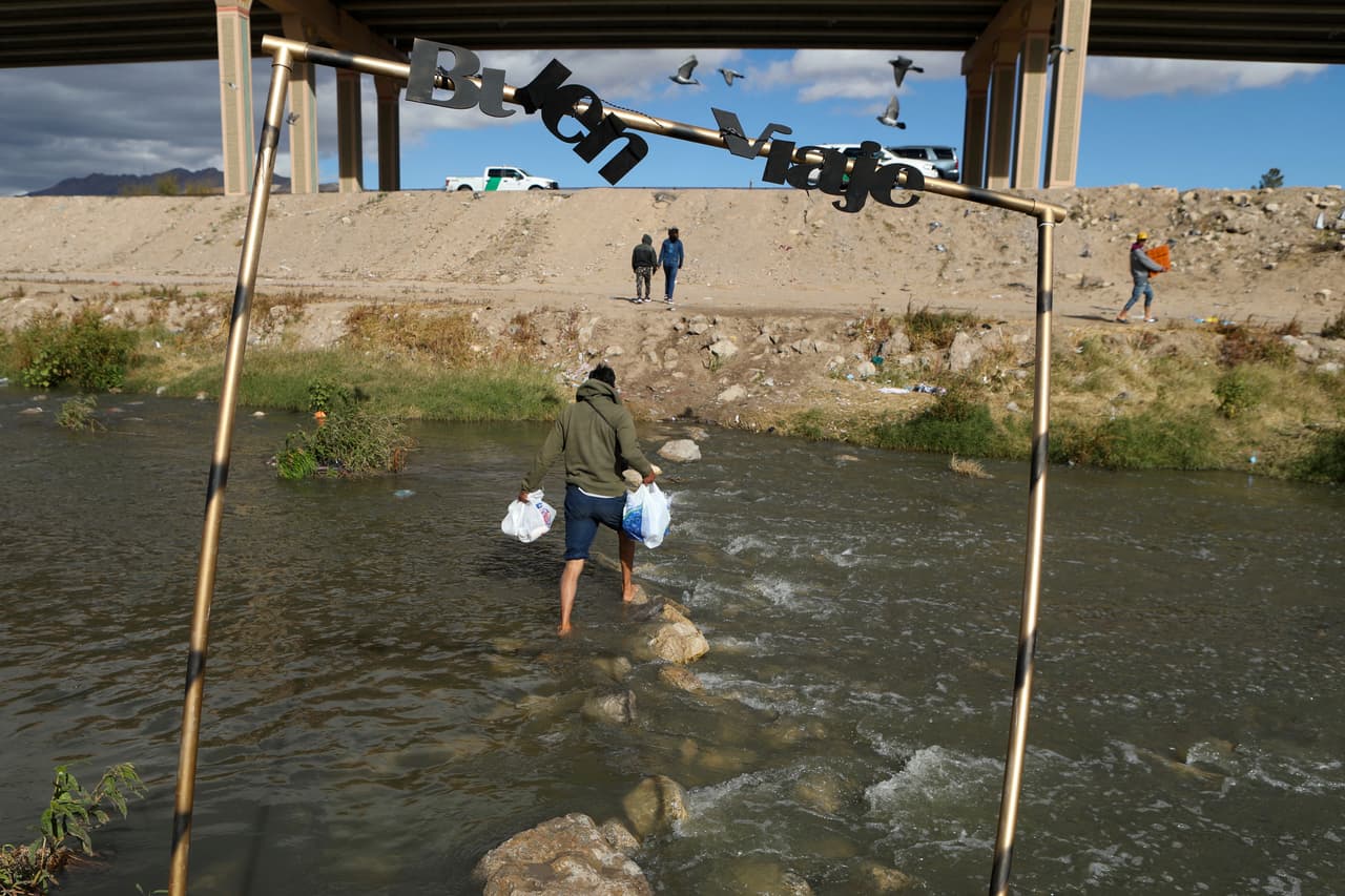 "Buen viaje", se lee en un letrero montado sobre el río Grande con el que despiden desde Ciudad Juárez a los migrantes que cruzan a El Paso, Texas.
<br>
<br>El subgerente de la ciudad, Mario D'Agostino, dijo a 
<i>El Paso Times</i> que los sistemas de transporte de la ciudad están colapsados por el alto número de personas llegando. 
<b>"Estamos limitados en recursos",</b> dijo al explicar que cuentan con un aeropuerto con pocos vuelos, así como dos compañías de autobuses que también tienen un número finito de puestos.
<br>
<br>D'Agostino aseguró este sábado que la declaración de emergencia les permitirá mayor flexibilidad para implementar operaciones adicionales de transporte y refugio relacionadas con la llegada de migrantes.
<br>
<br>Aunque organizaciones religiosas también se han aproximado a los migrantes a ofrecerles ayuda y albergues, los migrantes tienen miedo a ser víctimas de un secuestro o una extorsión. Por eso prefieren quedarse en las frías calles mientras llega el día de su viaje.