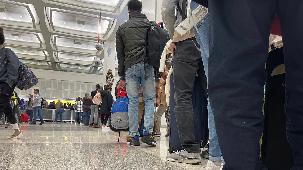 Hay personas que se quejan de que tienen horas enteras esperando por una respuesta sobre sus vuelos.