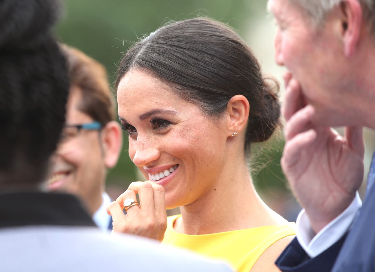 <b>6 de julio, 2018. </b>En esta ocasión, Meghan decidió llevar el pelo recogido en su característico moño bajo y finalizar con unos aretes pequeños de tres diamantes. En los pies llevaba unos también discretos pump nude de Blahnik.