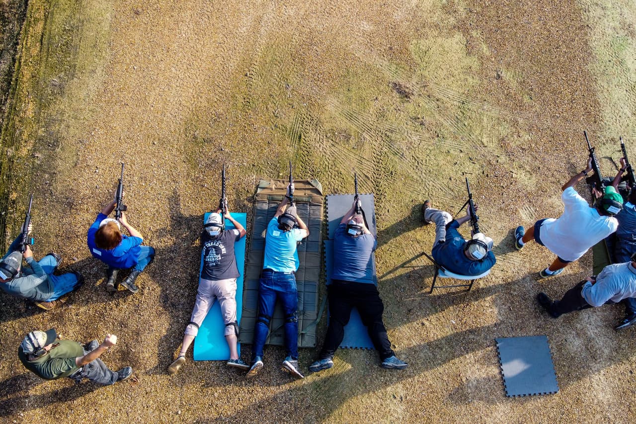 <b>Puesto 19. Mississippi</b>
<br>
<ul>
 <li>Tasa de verificación de antecedentes de armas de fuego de enero a junio de 2021: 73.5 por cada 1,000 personas</li>
 <li>Verificaciones de antecedentes de armas de fuego hasta junio de 2021: 167,500. </li>
 <li>Total de verificaciones de antecedentes de armas de fuego en 2020: 366,800.</li>
 <li>Total de verificaciones de antecedentes de armas de fuego en 2019: 238,400.</li>
 <li>Cambio de 2019 a 2020: +53.9%. </li>
 <li>Muertes por arma de fuego en 2019: 23.7 por cada 100.000 habitantes.</li>
</ul> 
<br> Según el portal 24/7 Wall Street, que analizó los números oficiales publicados por el Sistema Nacional de Verificación de Antecedentes, el aumento de la ventas de armas en 2021 es la continuación de una tendencia registrada desde 1998, 
<a href="https://247wallst.com/special-report/2021/07/30/2021-gun-sales-reach-22-2-million-heres-the-top-state-2/"><u>cuando se comenzaron a recopilar estos datos</u></a>. La investigación de 24/7 Wall Street incluyó los datos de las muertes por armas de fuego en 2019. 
<br>