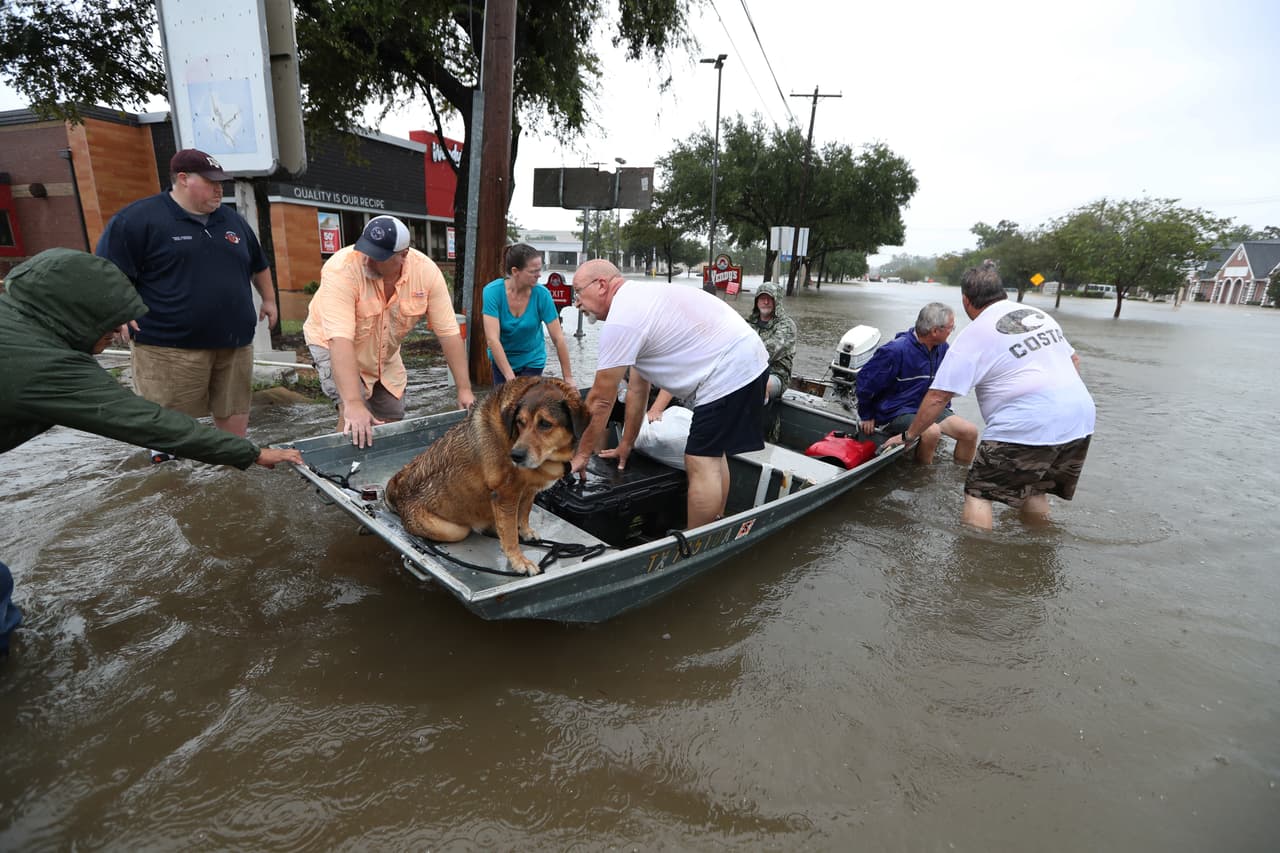 Vecinos utilizan sus botes personales para rescatar a los residentes de Friendswood, al sureste de Houston.