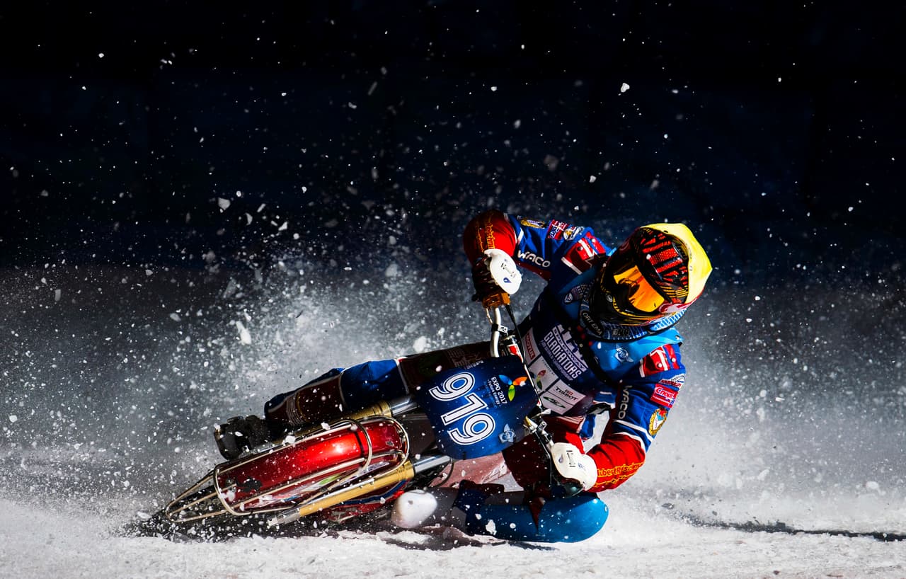 La exigencia del Ice Speedway World Championship Final en Holanda también muestra los riesgos que corren los atletas en los deportes a motor.