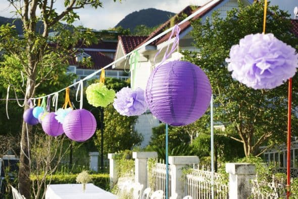 Lámparas chinas. También conocidas como globos de papel, puedes conseguirlas en diversos colores, con dibujos o lisas ¡y en todos los tamaños!