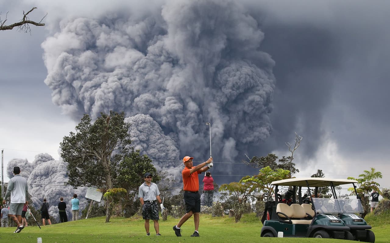 Algunos decidieron salir a jugar golf a pesar de la columna de ceniza que se levanta a pocas millas. El USGS emitió una alerta roja para el tráfico aéreo. Esto significa que está en marcha una erupción volcánica que podría arrojar ceniza a lo largo de las rutas de las aeronaves.