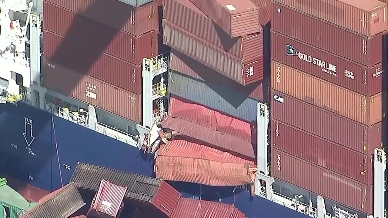Un video captado en el lugar por ABC muestra al buque inclinado hacia un lado tras el colapso de varias pilas de contenedores.