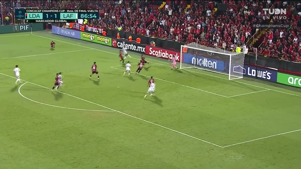 ¡Al travesaño! Bouanga estuvo a centímetros del gol en los últimos minutos