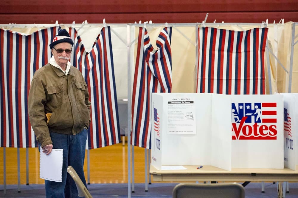 Un votante en Bedford High School, New Hampshire