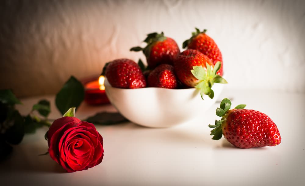 Las fresas, además de ser deliciosas, nutritrivas y una de las frutas más populares en todo el mundo, también tienen uso y propiedades mágicas dentro del esoterismo, las cuales te revelaremos a continuación.