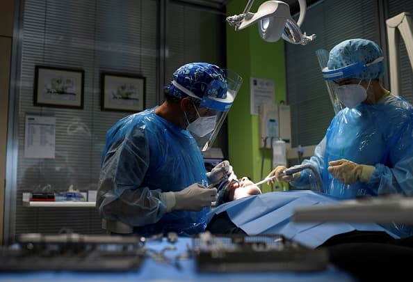 Tras la apertura de las oficinas médicas, que estuvieron cerradas en medio de las órdenes de cuarentena, los servicios de salud han aumentado de costo tras la implementación de una alza de precios por el
<a href="https://www.univision.com/temas/coronavirus">coronavirus</a>.