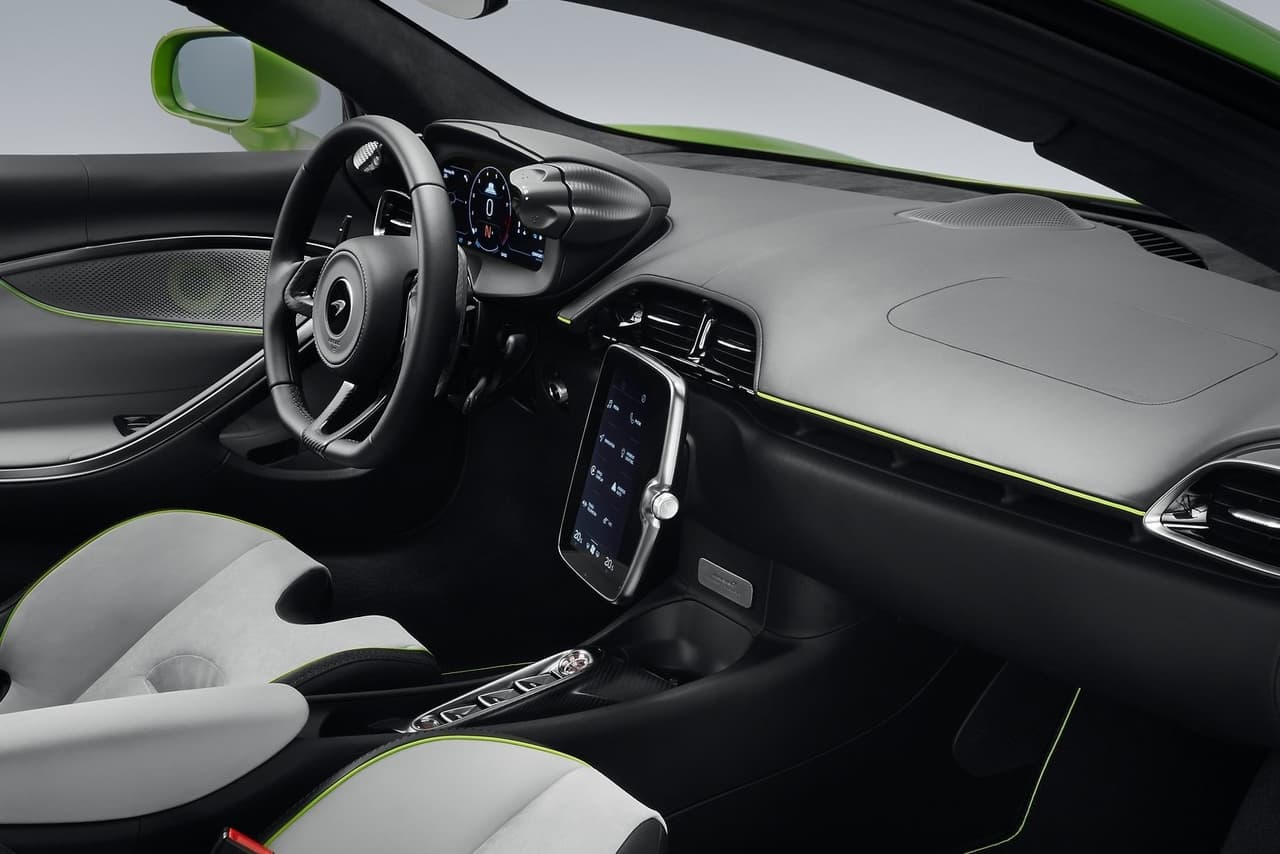 En el centro del tablero hay una pantalla de alta resolución de ocho pulgadas que permite el acceso a las diferentes funcionalidades del sistema de información y entretenimiento. Esta misma pantalla alberga los ajustes del control del aire acondicionado. Y es compatible con Apple CarPlay y Android Auto.