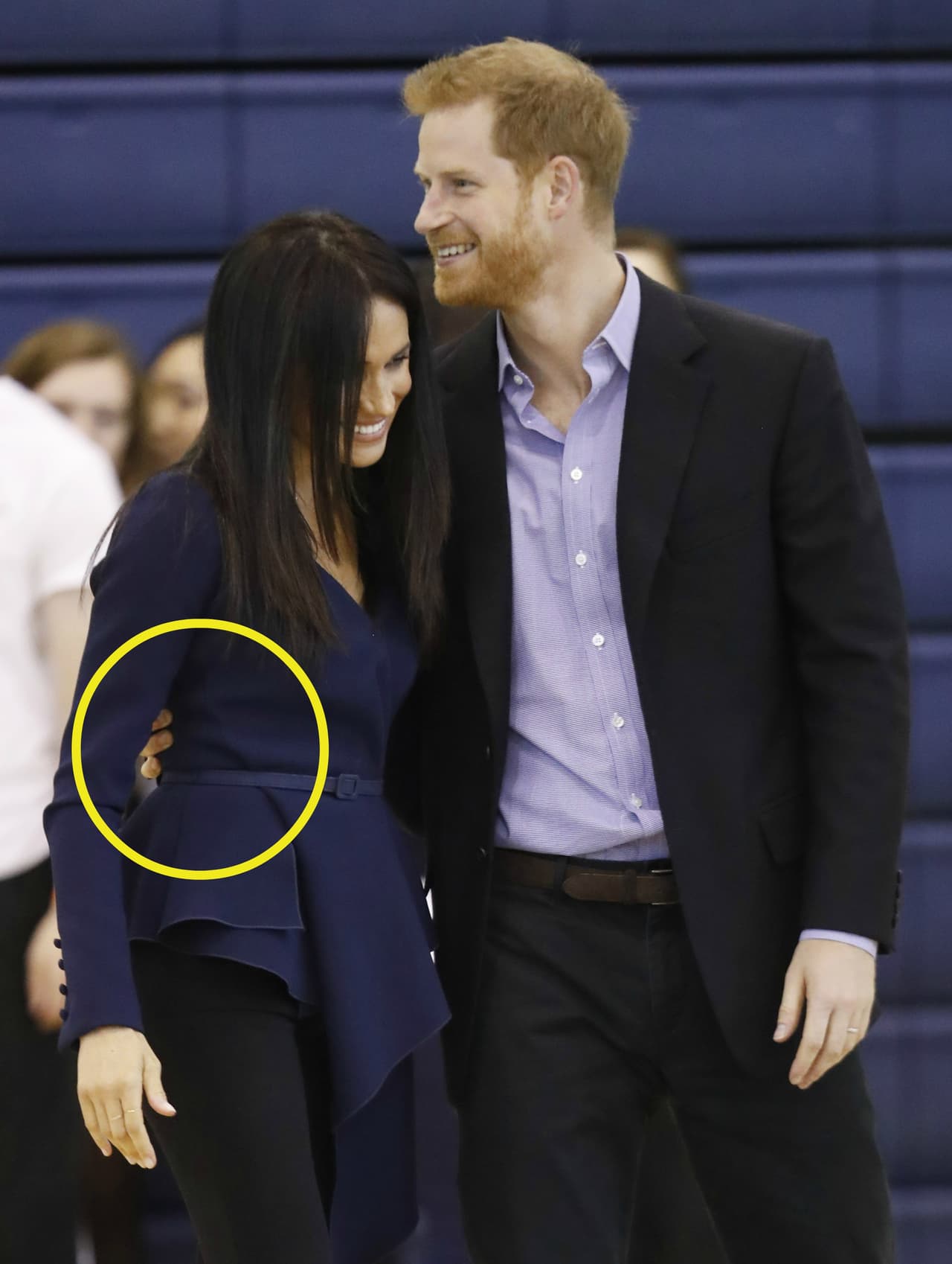 Septiembre 24, 2018. Harry pasa por la cintura de Meghan manteniéndola cerca de su cuerpo.