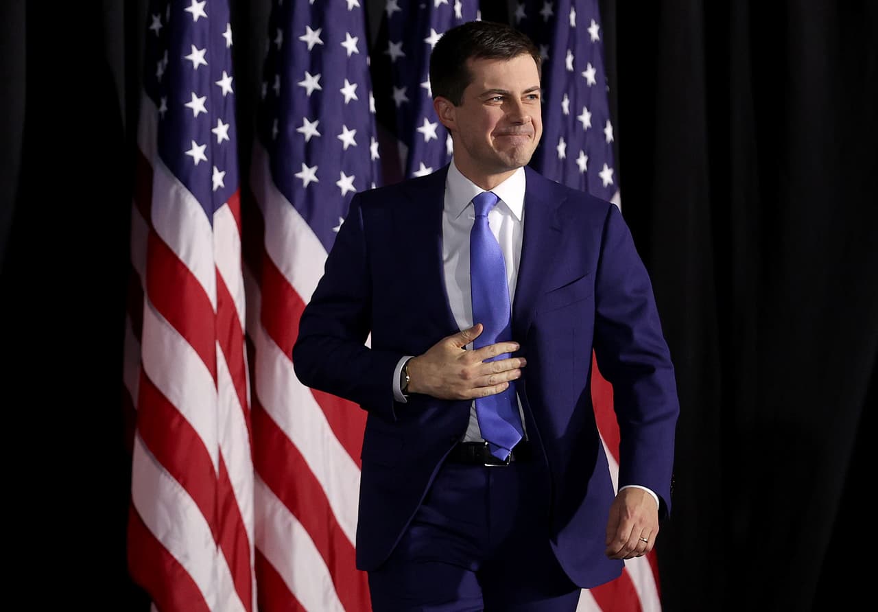 El precandidato Pete Buttigieg a su llegada al centro de operaciones desde donde esperó los resultados del caucus de Iowa.