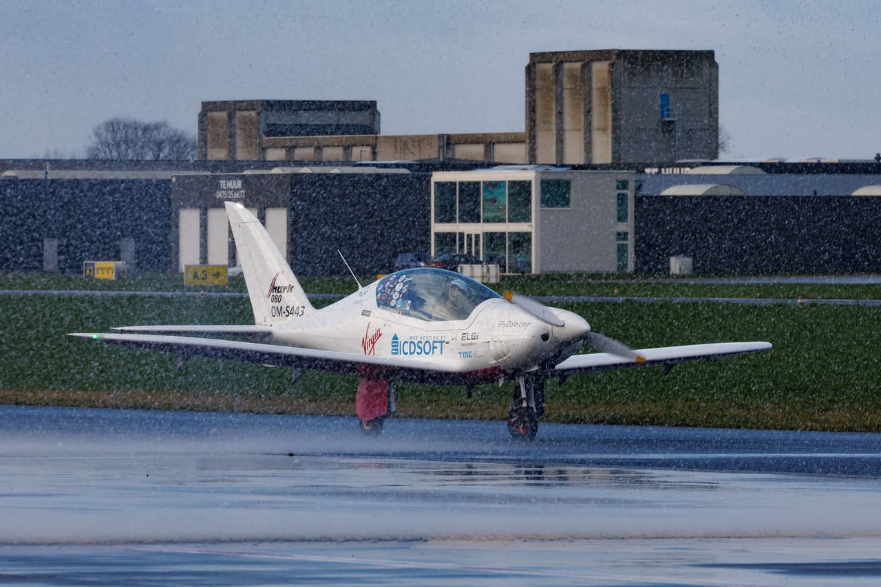 Durante su recorrido sufrió temperaturas de -35 grados centígrados (-31 grados Fahrenheit) en Siberia y de 32 grados centígrados (90 Fahrenheit) en Indonesia. La niebla, el humo de incendios forestales e incluso los tifones también causaron retrasos.
<br>