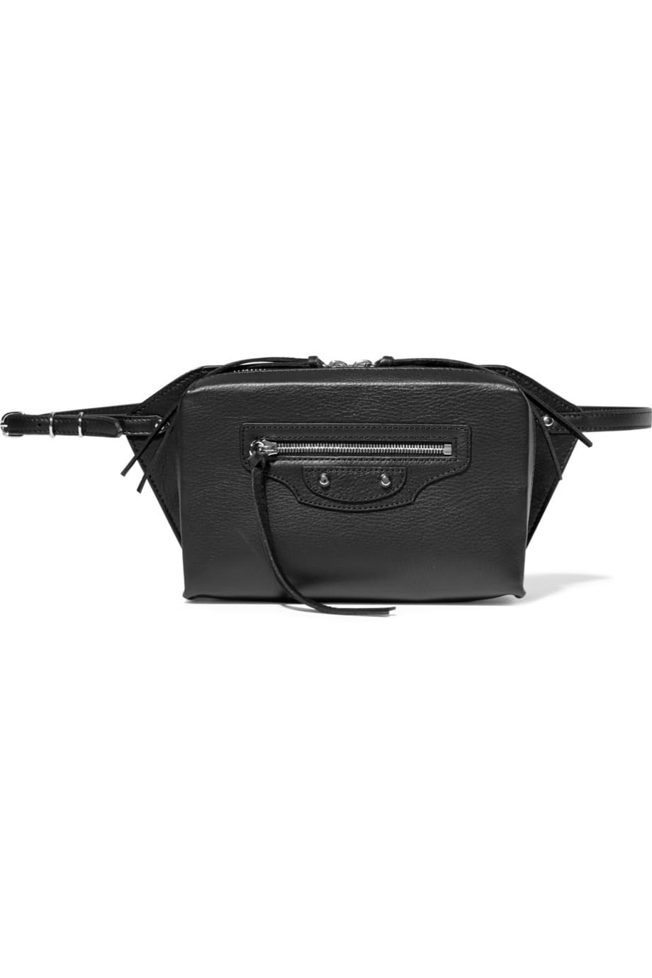 Esta belt bag, (o riñonera, como le llaman los españoles) de Balenciaga es una alternativa para tener las manos libres y los hombros sin peso en estos días de festivales musicales.