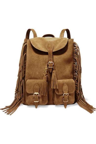 La tendencia emblemática de los años 70, sigue más vigente que nunca con backpacks como este de gamuza, de Saint Laurent.