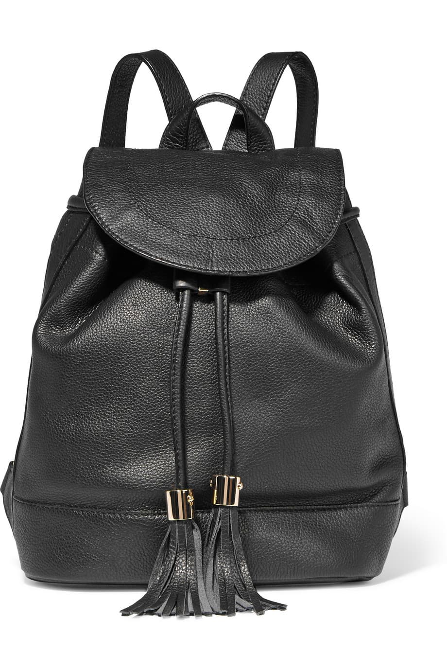 See by Chloé creó una colección de backpacks básicos como este negro que es ya el más común entre las blogueras de moda.