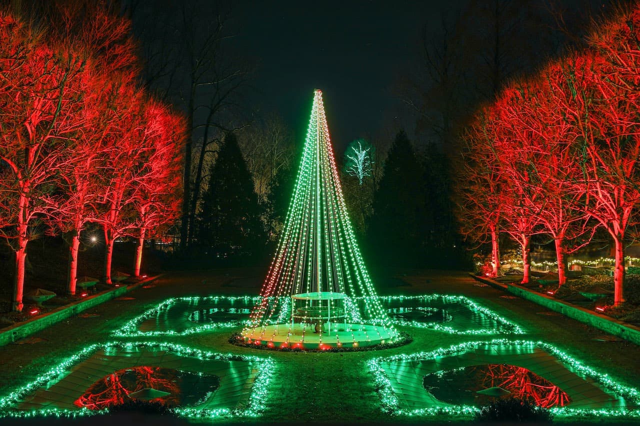 <b><a href="https://longwoodgardens.org/events-performances/longwood-christmas" target="_blank">A Longwood Christmas in Kennett Square (a partir del 19 de noviembre)</a></b>: Cada año, Longwood Gardens en el sureste de Pensilvania se engalana para la temporada navideña. Una de las mejores atracciones de vacaciones en todo el estado. Este año, su exhibición rendirá homenaje a las tradiciones navideñas y los visitantes podrán pasear por su gran invernadero y los jardines circundantes para ver sus magníficas exhibiciones navideñas.