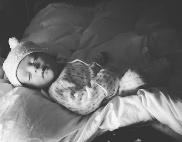 En esta imagen Lúa tenía casi 1 mes de nacida, poco a poco comenzaba a salir el gran parecido que tiene con su padre, ¿no crees?