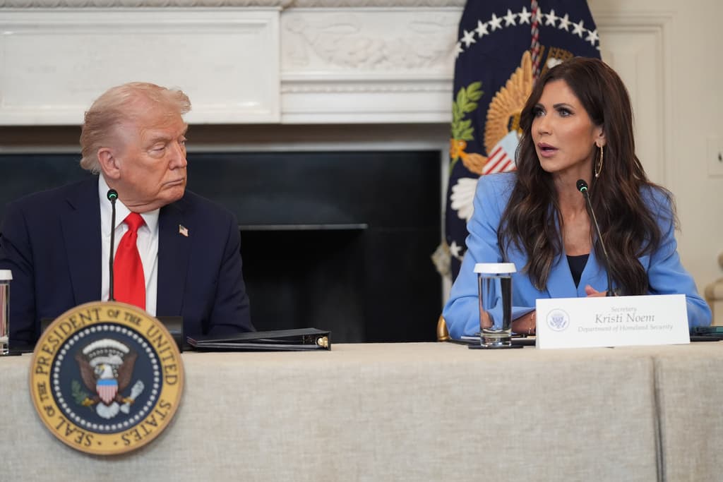 Trump ordena suspender la lotería de visas con que el sospechoso del tiroteo en la Universidad Brown obtuvo su 'green card'