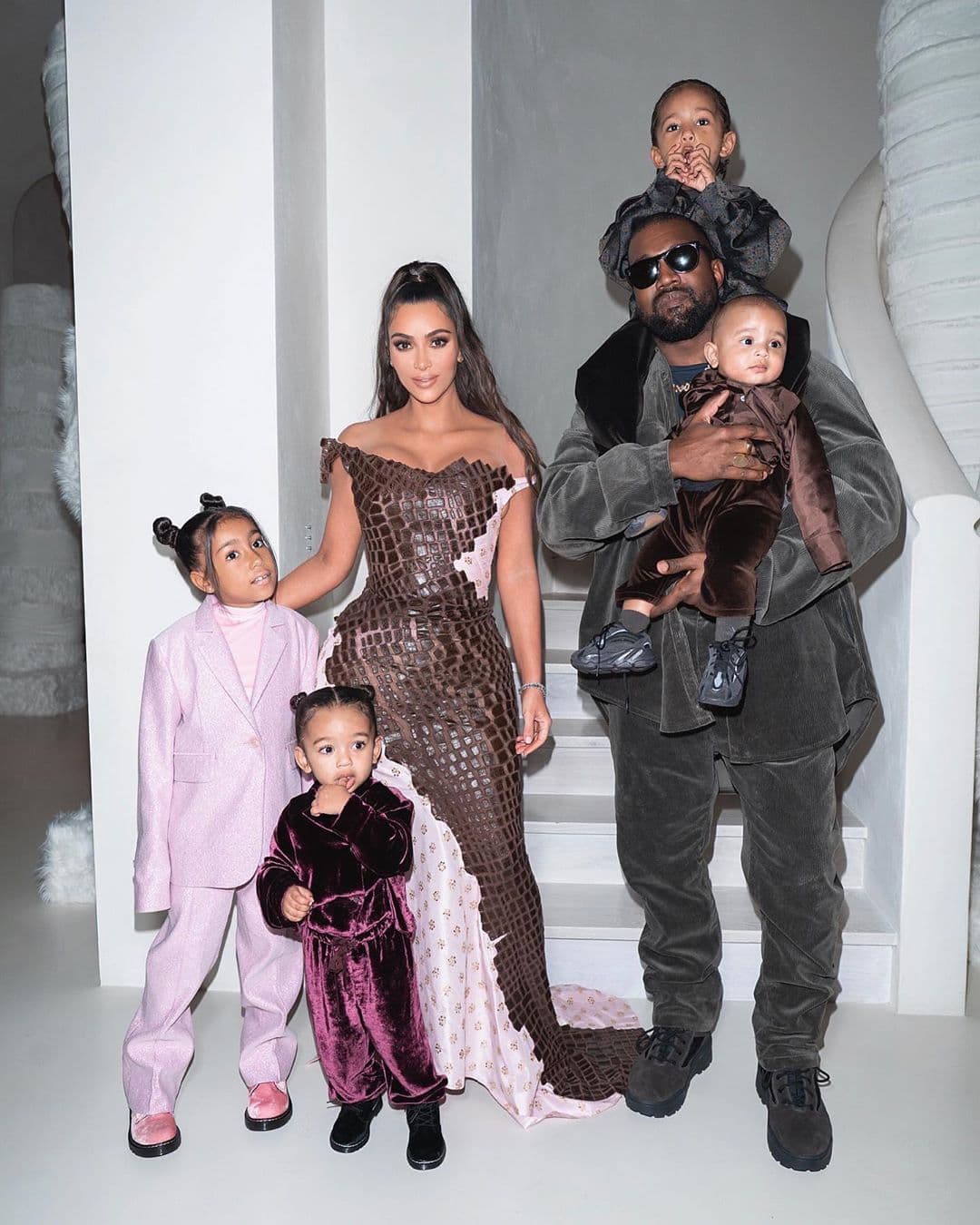 En la demanda de divorcio Kim Kardashian solicitó la 
<b><a href="https://www.univision.com/famosos/kim-kardashian-intruso-intenta-entrar-mansion-fotos">custodia compartida de sus cuatro hijos</a></b> con el rapero, algo en lo que ambos están de acuerdo.
<br>