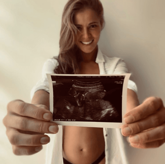 A diferencia de Adrián Uribe, quien es padre de un chico de 17 años, Thuany Martins espera con ilusión a su primogénita, luego de un feliz noviazgo con el comediante.