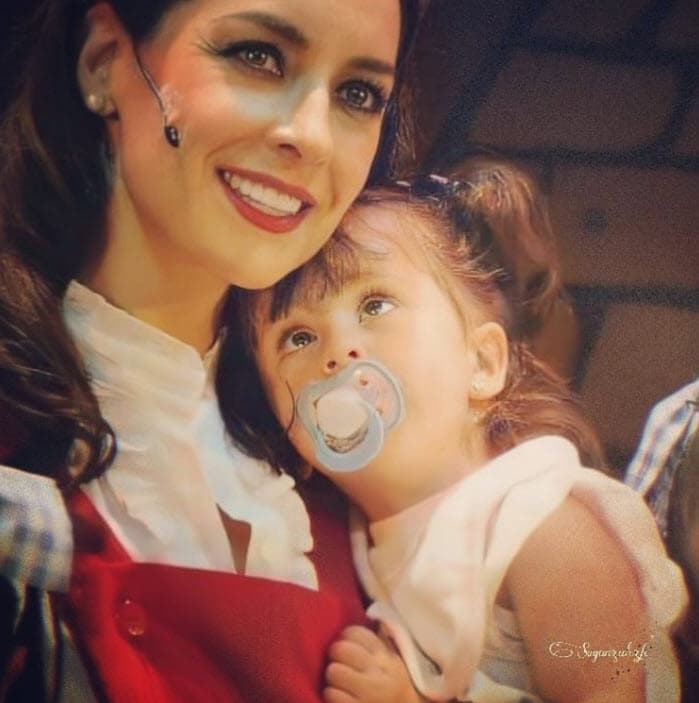 Ella es mamá de Santiago, de 12 años, y Susana, quien es un año menor que su hermano. 
<b><a href="https://www.univision.com/famosos/susana-gonzalez-edad-tonteria-fotos" target="_blank">La actriz, de 48 años</a></b>, rara vez comparte imágenes con ellos.