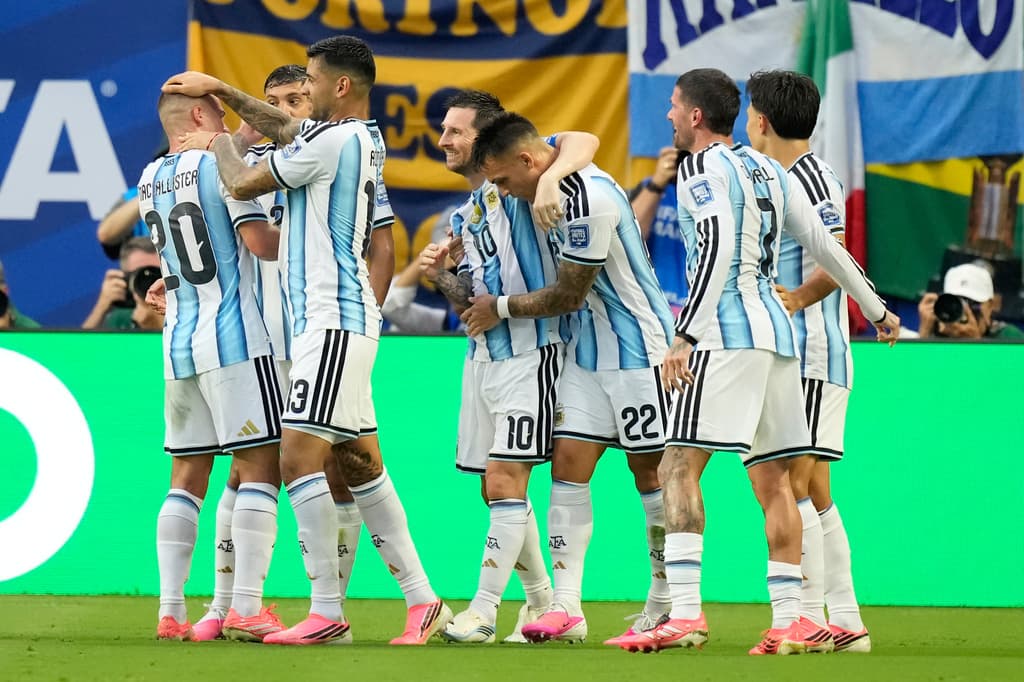 Los jugadores de Argentina celebran el gol anotado ante Cabo Verde.