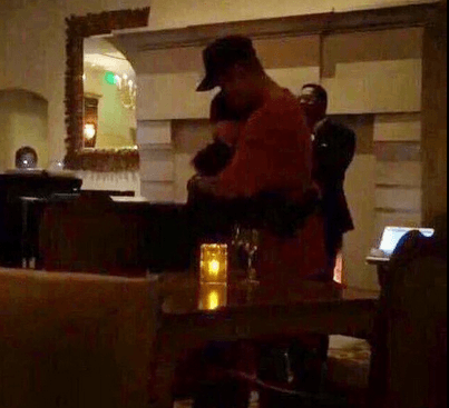 ¡Qué estará pasando! hasta se dieron un abrazo, y 'Sel' se ve súper cómoda en los brazos del cantante.