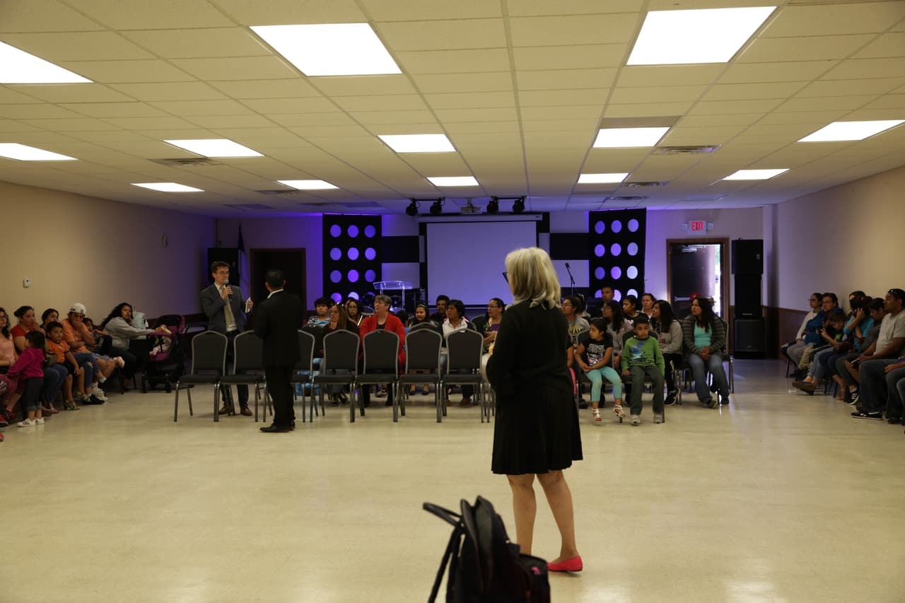 Svetlana Schreiber, una abogada de inmigración, explica a una sala llena de familiares los derechos que tienen los detenidos y las opciones legales a las que podrían acceder.