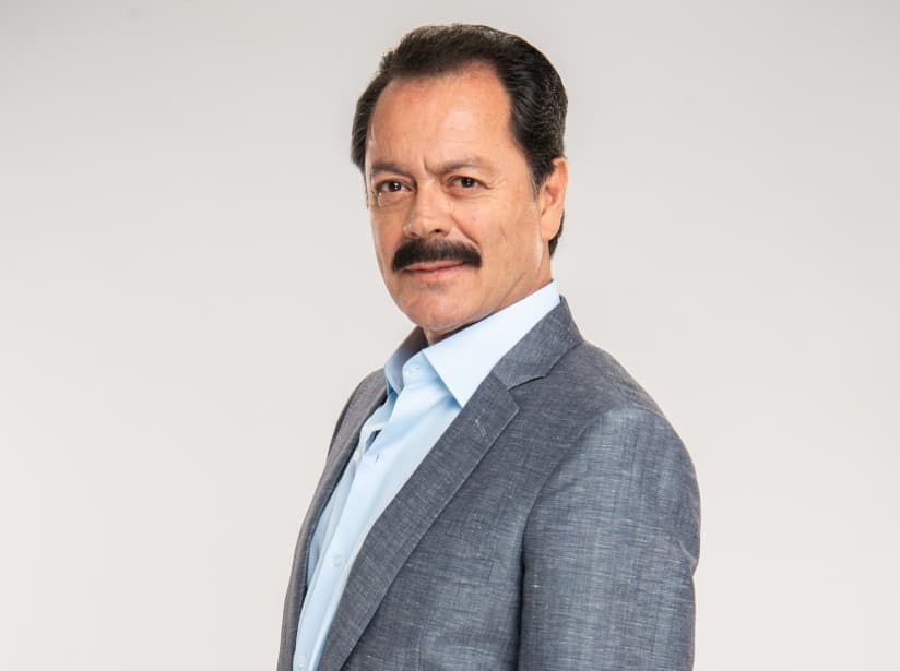 Roberto Blandón da vida a Óscar Hidalgo, el papá de Teodoro. Además de ser el juez del registro civil de pueblo, es un hombre serio y justo, un ejemplo para la comunidad. Viudo desde hace años, se ocupó de la educación de su hijo, posponiendo sus propios deseos y sueños.