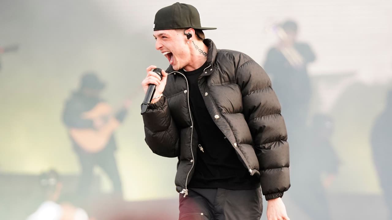 <h3 class="cms-H3-H3">Peso Pluma | 12 de junio | Instagram </h3>
<br>El ídolo del corrido tumbado se unió a la protesta con un mensaje claro desde su historia de Instagram: “Estamos profundamente consternados 
<b>por lo que está ocurriendo en Los Ángeles y en todo el país</b>… Este país fue construido 
<b>por nuestros antepasados inmigrantes trabajadores</b>.” Y añadió: “Las redadas, el miedo, la separación de familias… es doloroso presenciarlo… 
<b>Nos enorgullece formar parte de la lucha pacífica y no violenta</b> por la justicia, la dignidad y la humanidad”.