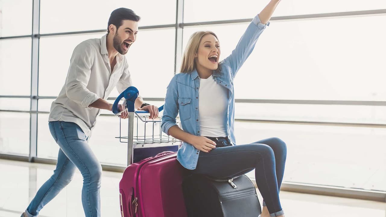 A las doce de la noche 
<b>sal con tus maletas y da al menos una vuelta alrededor de tu casa</b>, si tu deseo es tener un viaje internacional durante el año que viene.