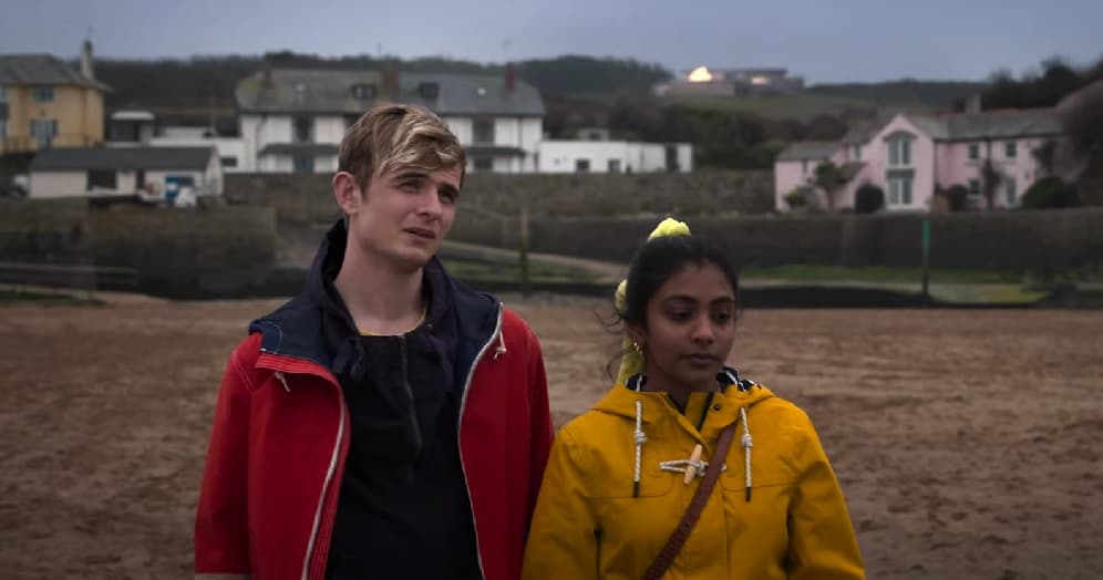 Curiosamente, Chandran es nueva en el mundo del entretenimiento. Debutó a los 24 años en 2021, en la segunda temporada de la serie televisiva 'Alex Rider' como el personaje de Sabina Pleasance. Claro que al sólo haber pasado un año de ello, físicamente no ha cambiado mucho, pero su vestimenta sí luce muy diferente.