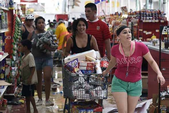 Autoridades en Cabo San Lucas afirmaron plan de seguridad con 'mano dura' condra los saqueos en las zonas devastadas por el paso de Odile. Gobierno de Estados Unido habilitó los siguientes números de contacto para información relativa a ciudadanos americanos extraviados en el área de la península de Baja California en México. Desde U.S. & Canada: 1-888-407-4747 Desde el extragero: 1 202-501-4444 Email: OdileEmergencyUSC@state.gov