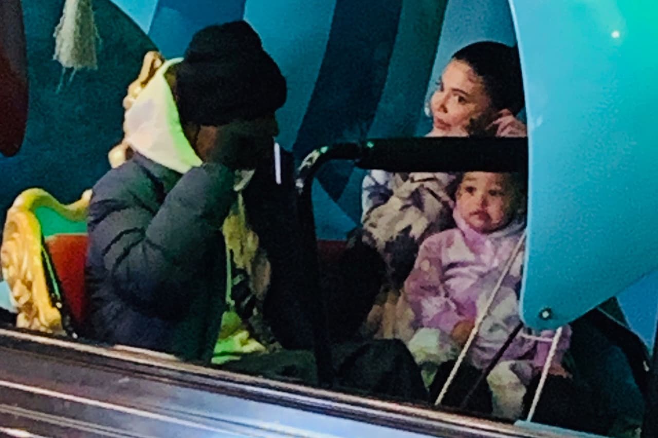 De hecho, en enero de 2020, los paparazzi los llegaron a fotografiar con la niña 
<b><a href="https://www.univision.com/famosos/las-fotos-de-kylie-jenner-y-travis-scott-por-primera-vez-juntos-en-publico-desde-su-separacion-fotos" target="_blank">en un paseo por Disney World</a></b>, en Orlando, Florida, sin embargo, ni la empresaria ni el rapero confirmaron que hubieran retomado su vida sentimental. 
<br>