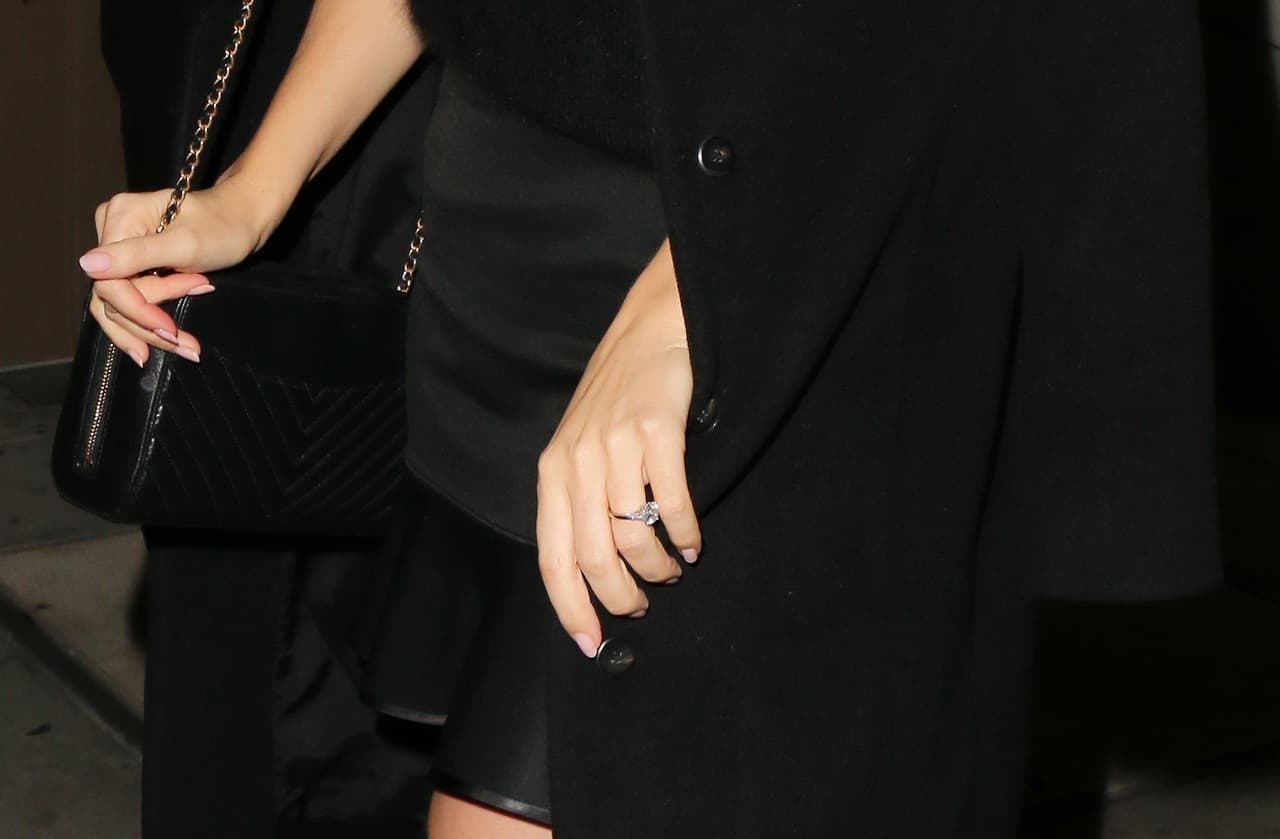 Cuando Evan le entregó la sortija de compromiso a Miranda fue todo un acontecimiento, ella lució el anillo con un gran diamante.