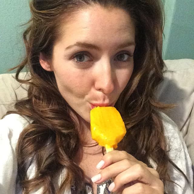 Pero a lo largo de su carrera ha experimentado con diferentes looks. La hemos visto con tonos más claros como en tonos castaños.