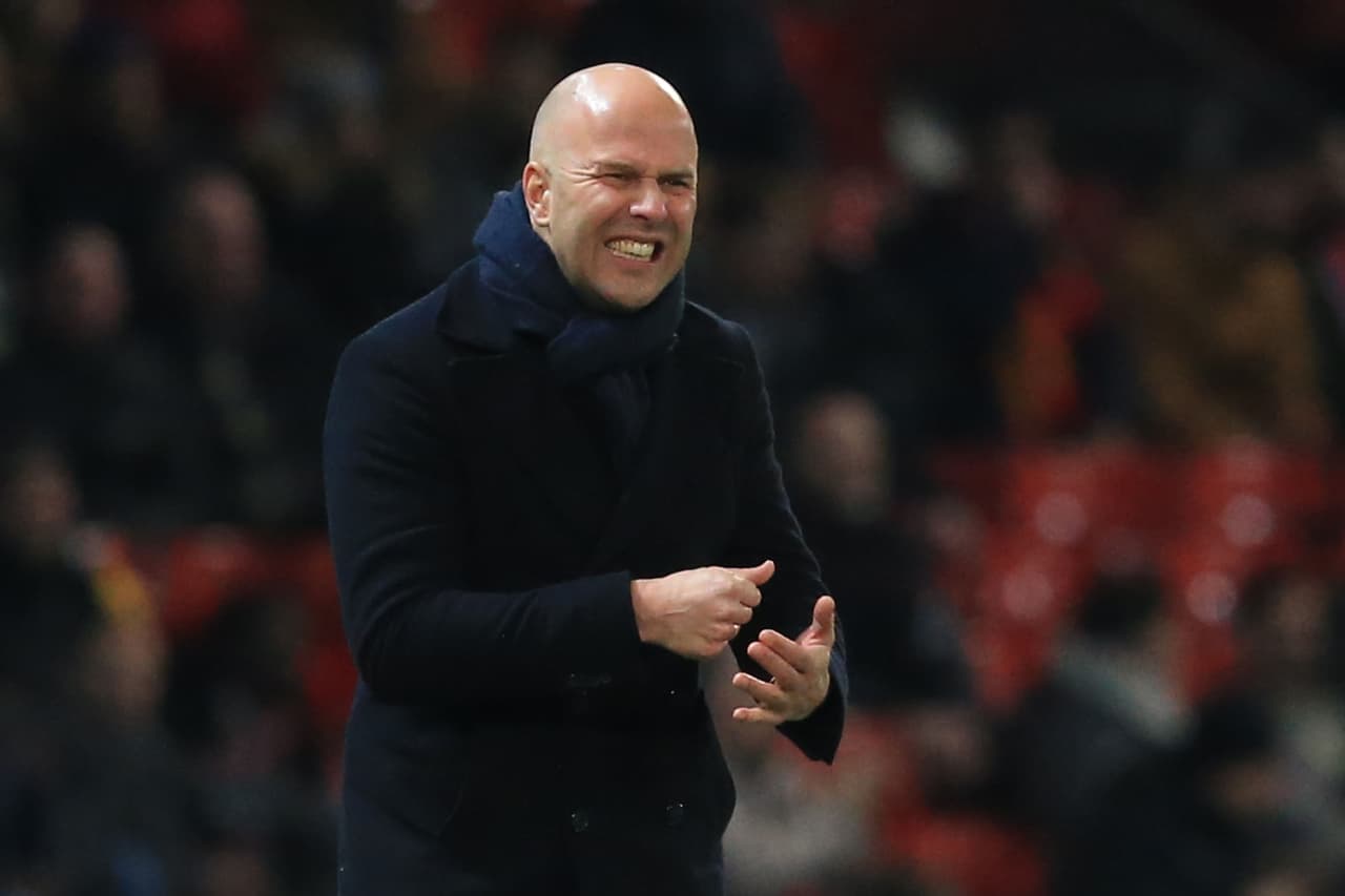 ¡Increíble! AZ despide a su DT por estar vinculado a otro club