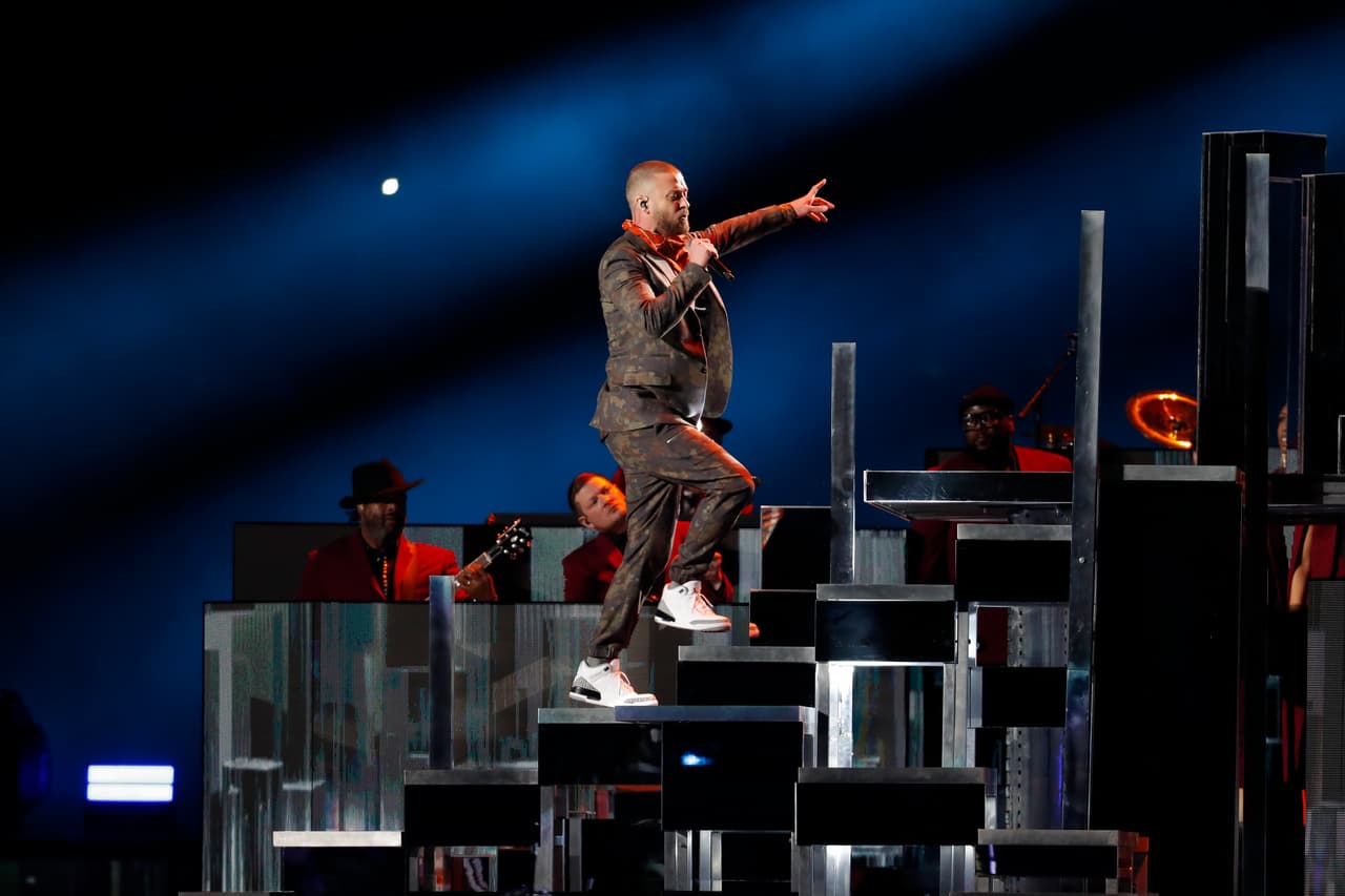 El popular cantante se presentó en el show de medio tiempo del partido entre New England Patriots y Philadelphia Eagles con sus éxitos de hoy y siempre.