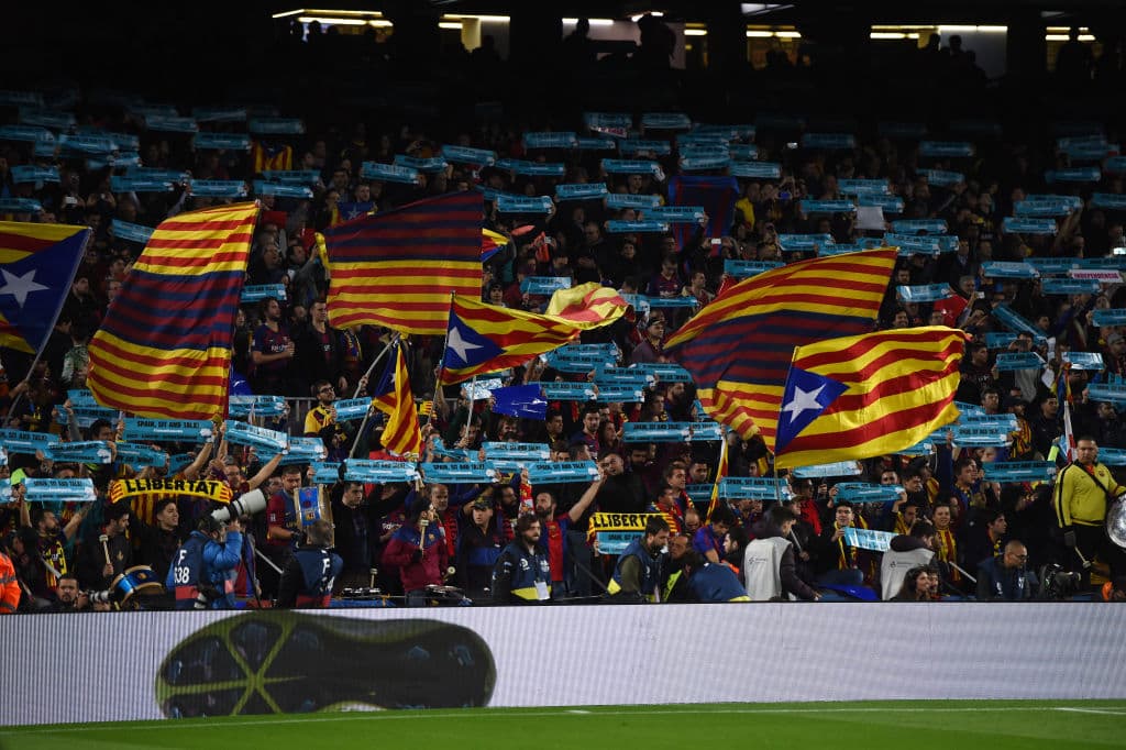 De forma pacífica, los catalanes se manifestaron con pancartas, balones y cantos al ritmo de 'Spain, sit and talk'.