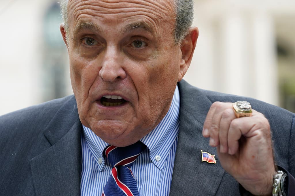 Exempleada de Rudy Giuliani lo demanda por agresión sexual: le exigía qué ropa ponerse para trabajar, según la demanda